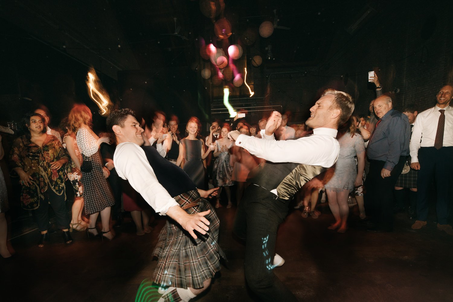 bruidspaar dansen westergasfabriek bruiloft fotografie