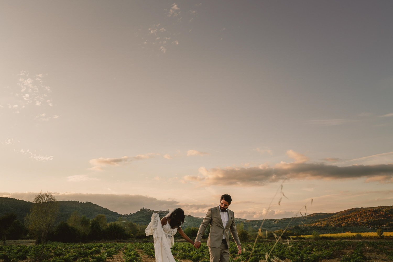 fantastisch bruidsfotografie amsterdam - destination wedding tuscany - bruidspaar in het landschaap