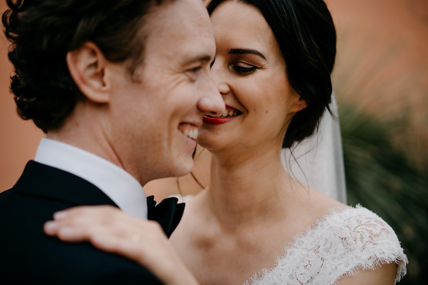 happy groom in the desert house hortus amsterdam photography by mark hadden trouwfotograaf