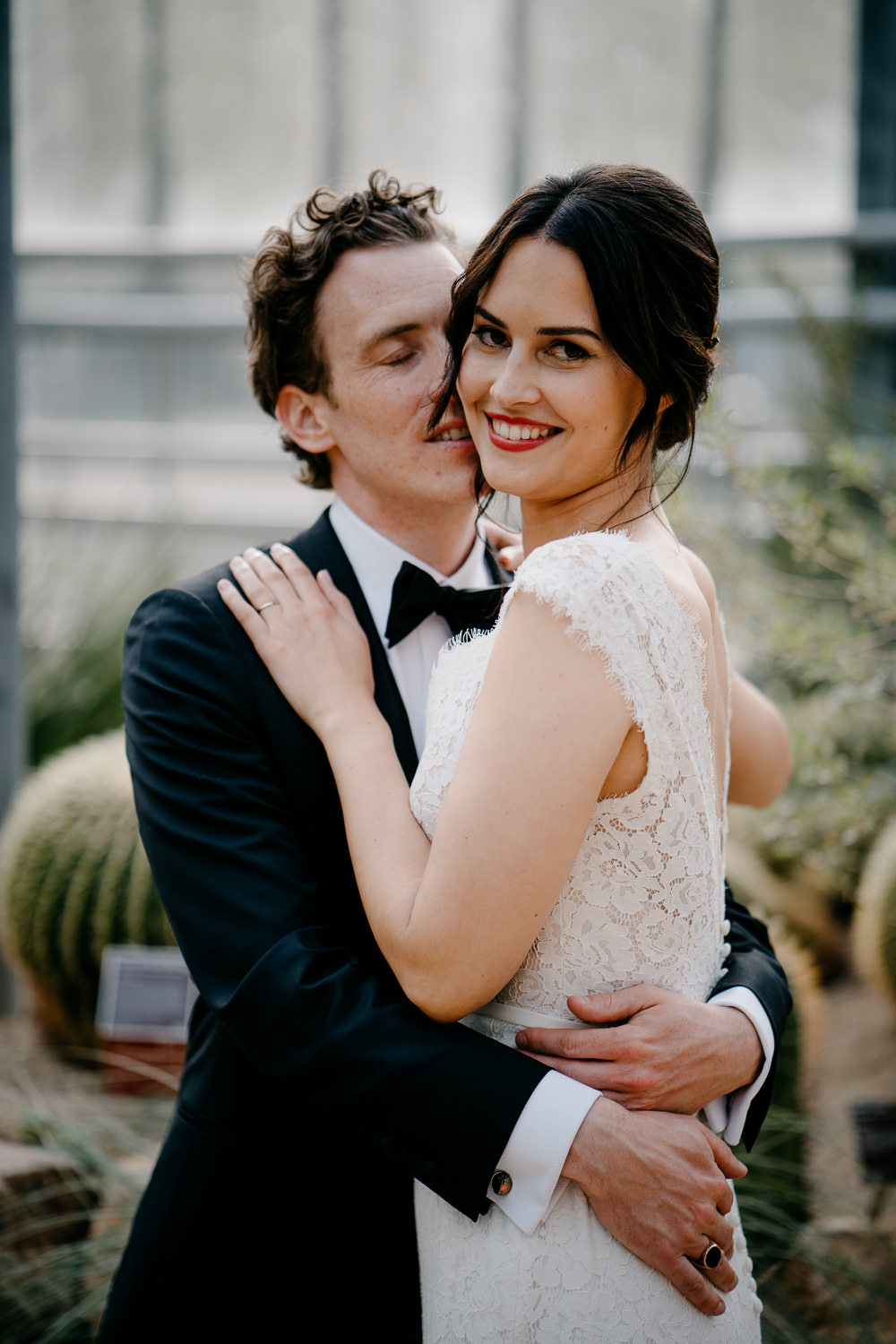 happy bride in the hortus amsterdam by mark hadden trouwfotograaf