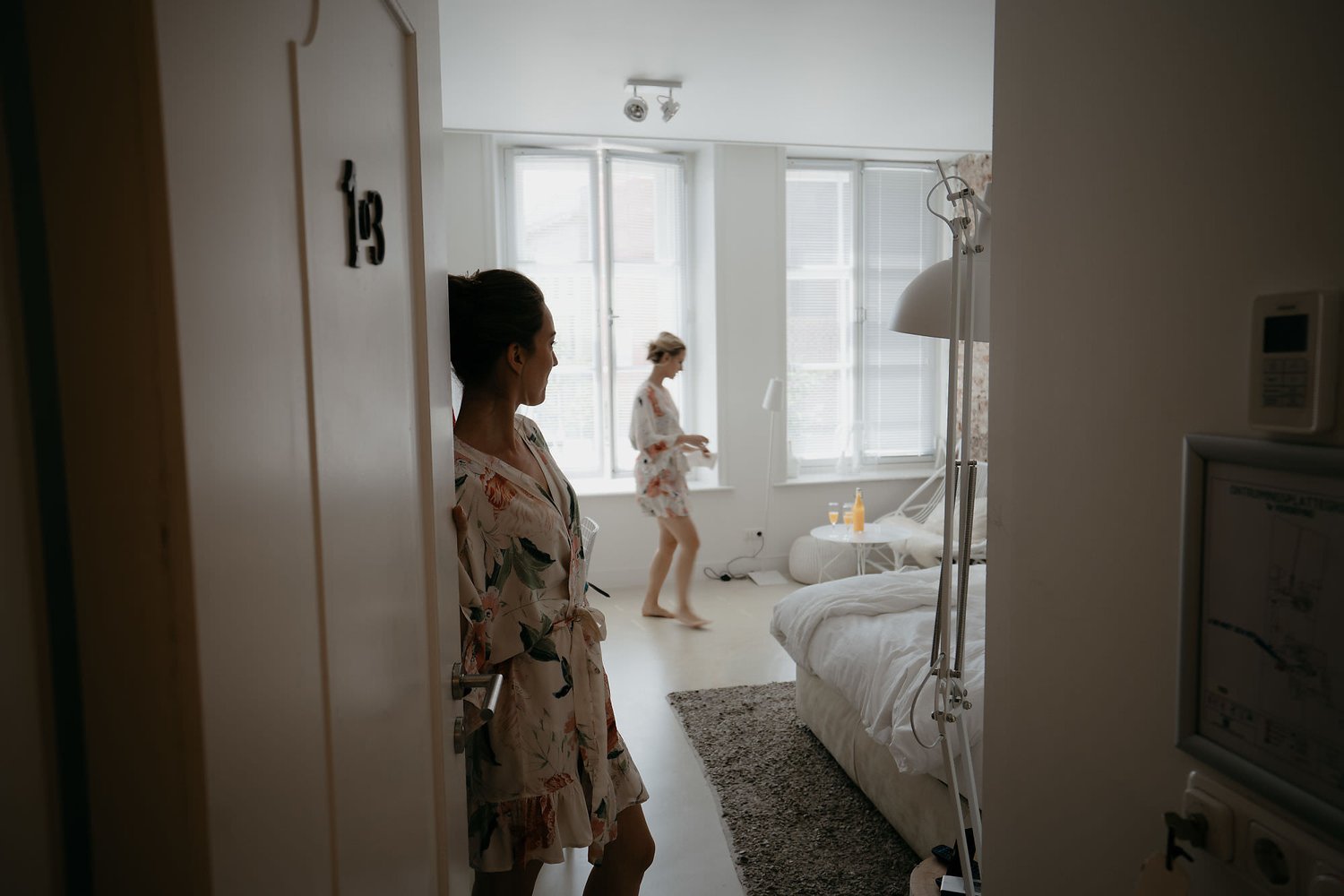 Bruid die zich klaarmaakt voor haar bruiloft bruiloftfotograaf Mark Hadden