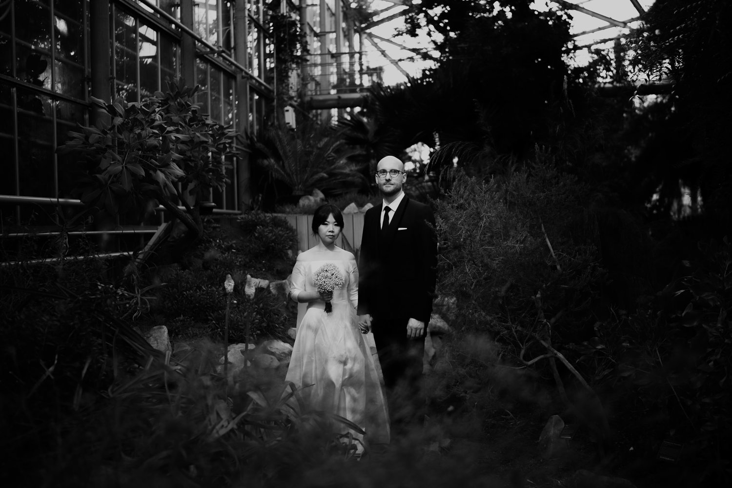 couple photography on wedding day at hortus botanicus amsterdam