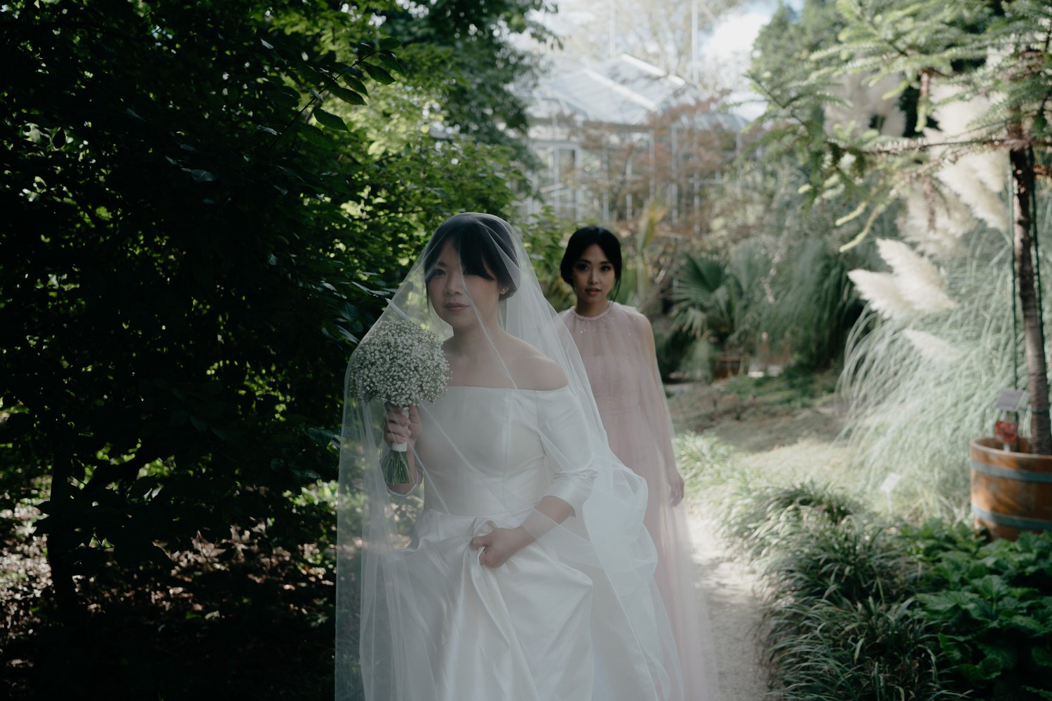 best wedding photography  at hortus botanicus in amsterdam
