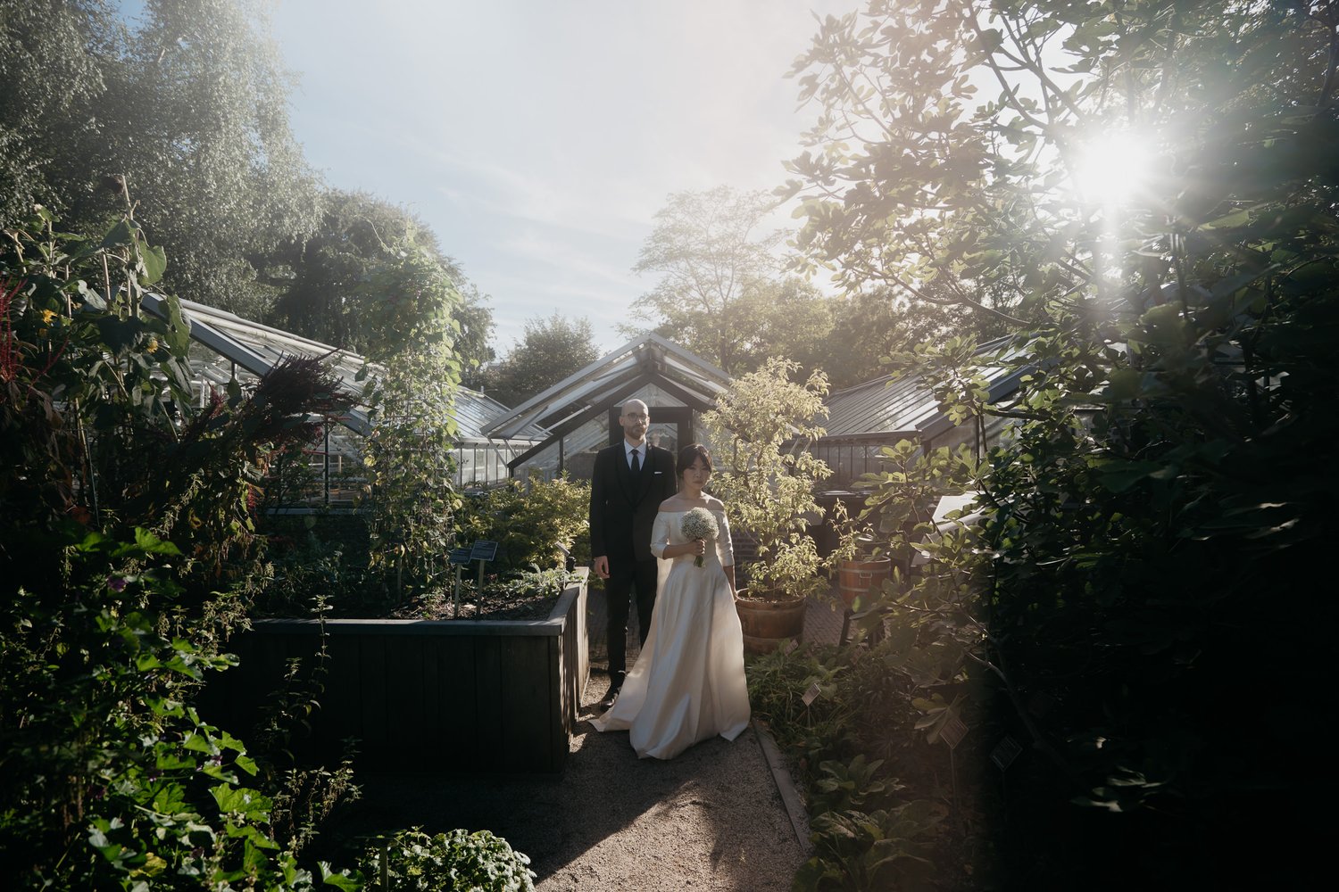 bridal portrait in Hortus Botanicus amsterdam by mark hadden amsterdam wedding photographer