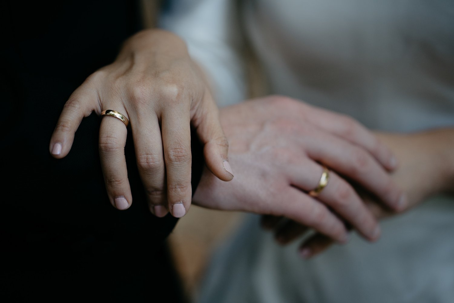 wedding rings details photography 
