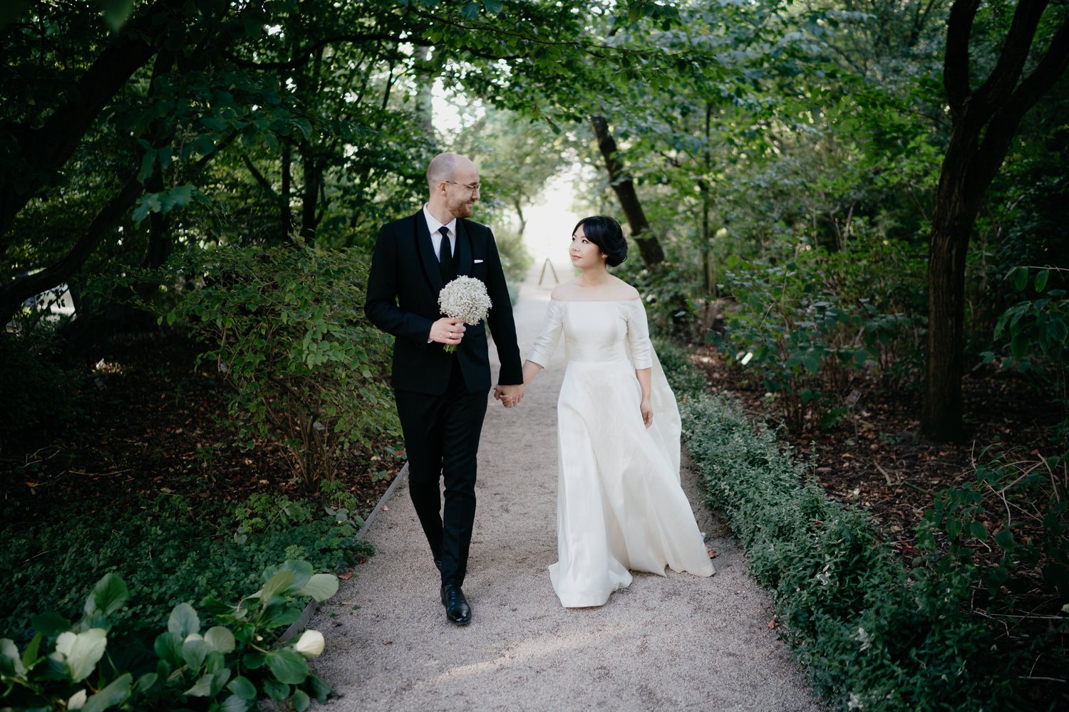 best amsterdam wedding photographer couple portrait at hortus botanicus