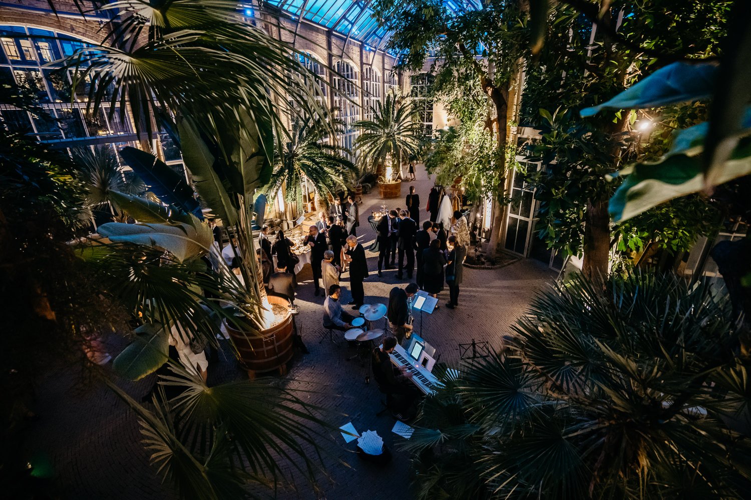 mooie trouwerij in Hortus Botanicus te Amsterdam gefotografeerd door amsterdamse bruiloft fotograaf Mark hadden