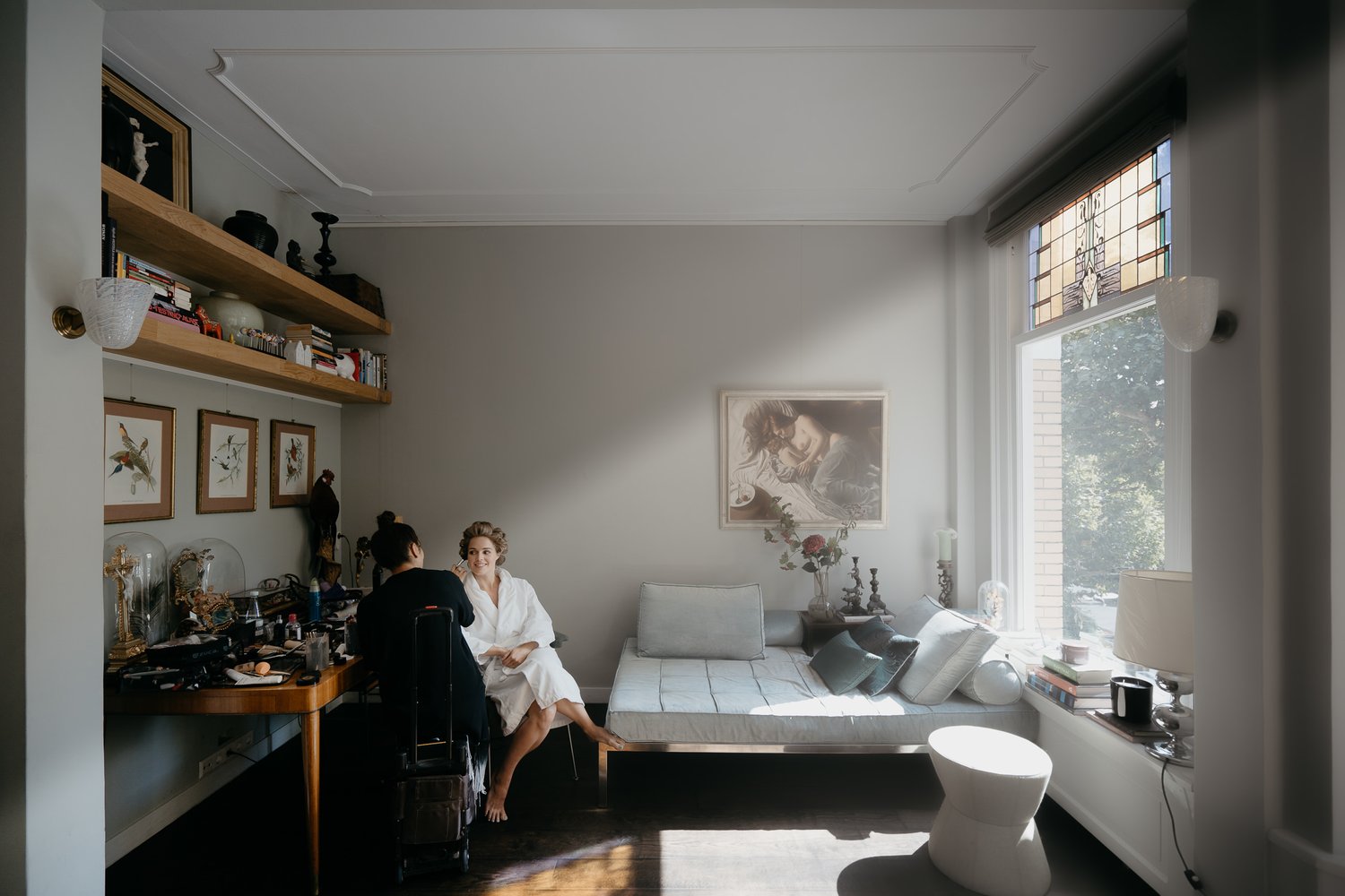 Bruid die zich klaarmaakt voor haar bruiloft bruidsfotograaf Mark Hadden