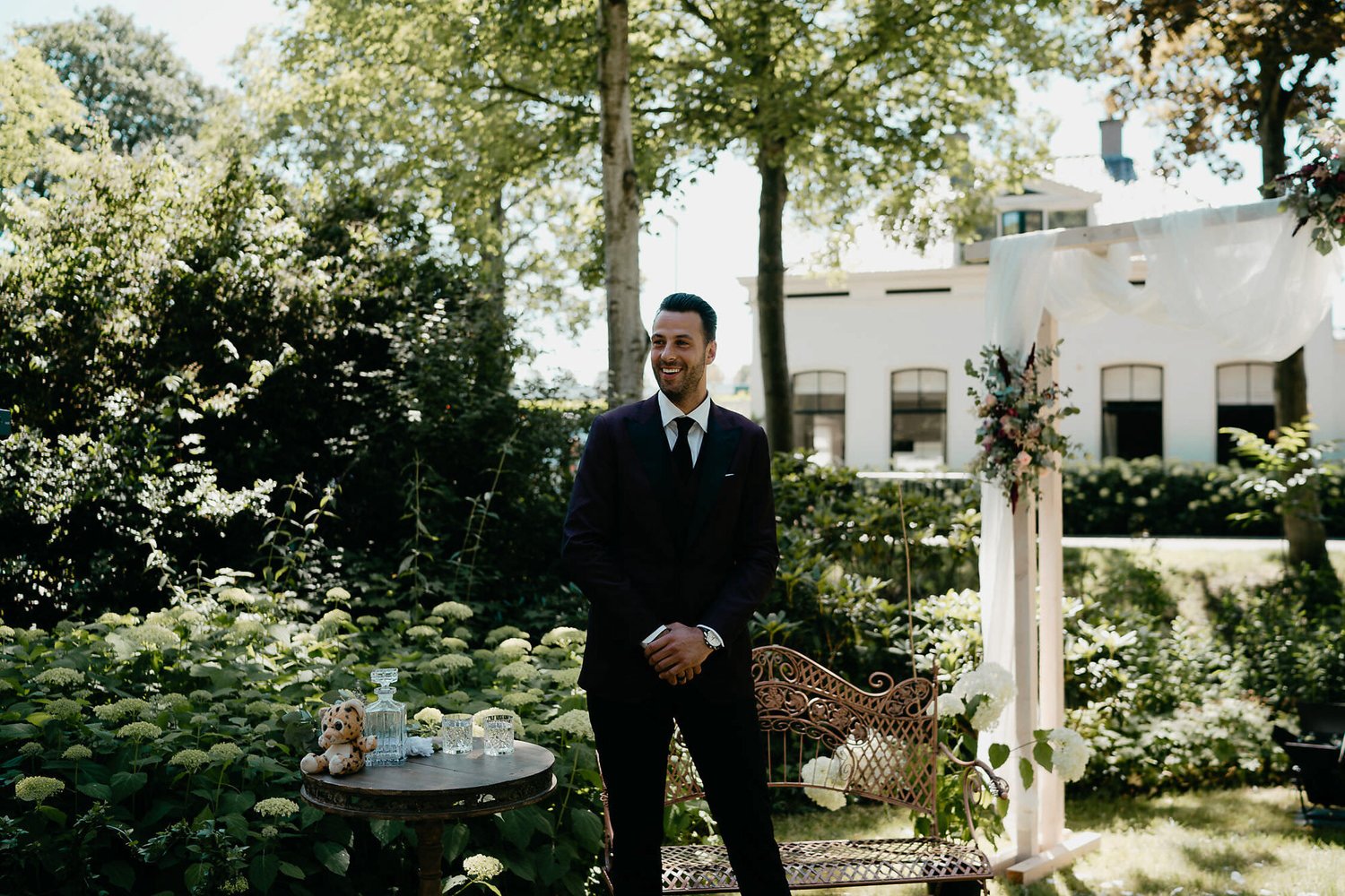 rotterdam garden wedding photo of groom waiting for bride at ceremony